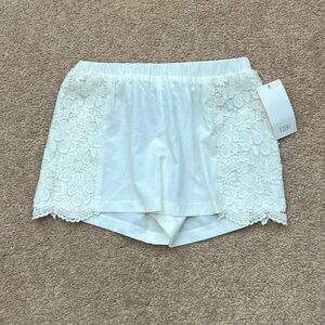 NWT Tobi White Crochet Floral Detail Stretch Waistband White Shorts Size Small